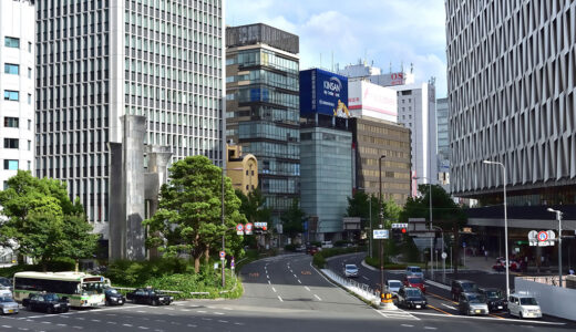 大阪梅田にたたずむユニークな建物は何？